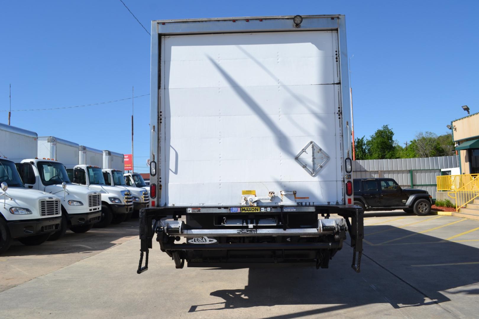 2018 WHITE /BLACK FREIGHTLINER M2-106 with an DETROIT DD5 5.1L 210HP engine, ALLISON 2100HS AUTOMATIC transmission, located at 9172 North Fwy, Houston, TX, 77037, (713) 910-6868, 29.887470, -95.411903 - 25,550LB GVWR NON CDL, SUPREME 26FT BOX , 13FT CLEARANCE, 97" X 102", MAXON 3,000LB CAPACITY ALUMINUM LIFT GATE, E-TRACKS, 80 GALLON FUEL TANK, SPRING RIDE, COLD A/C - Photo#5